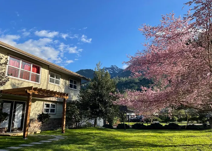 Unique Upper Suite Near Lakes, River, Hiking, Fishing, Bike Trails