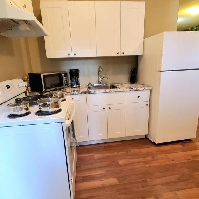 Private 2br Near Hwy 1, Heritage Park, Coliseum, Cultus Lake, Fishing, Apartment