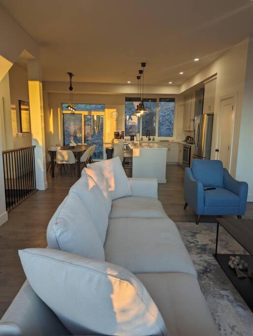 Mountain Retreat With Views, Hot Tub, Games & Ac * Chilliwack