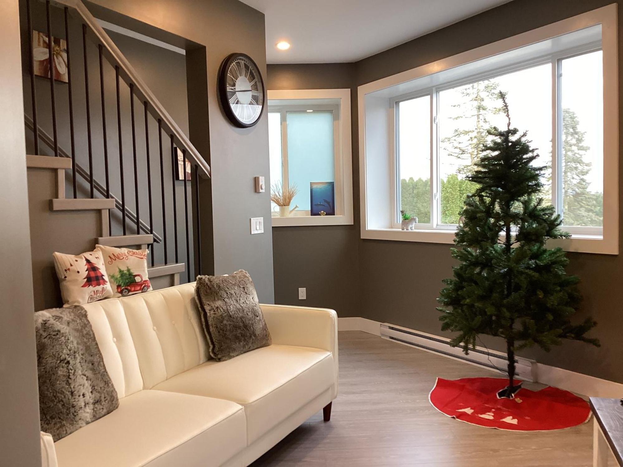 Mountain Retreat 3 Bedroom Garden House Near Heritage Park, Coliseum , Hwy 1, Fishing, Cultus *