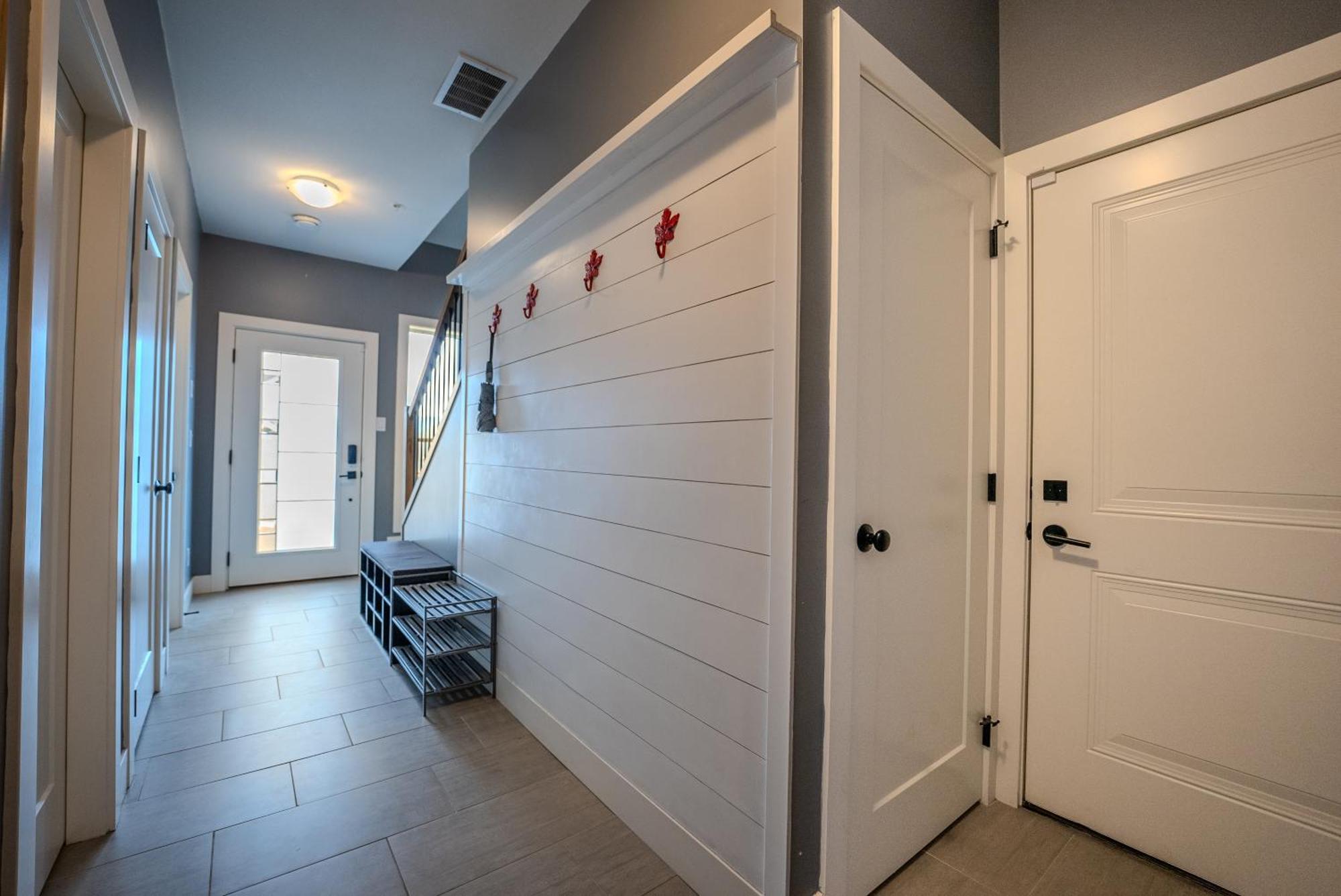 Mountain Retreat With Views, Hot Tub, Games & Ac Holiday home Chilliwack