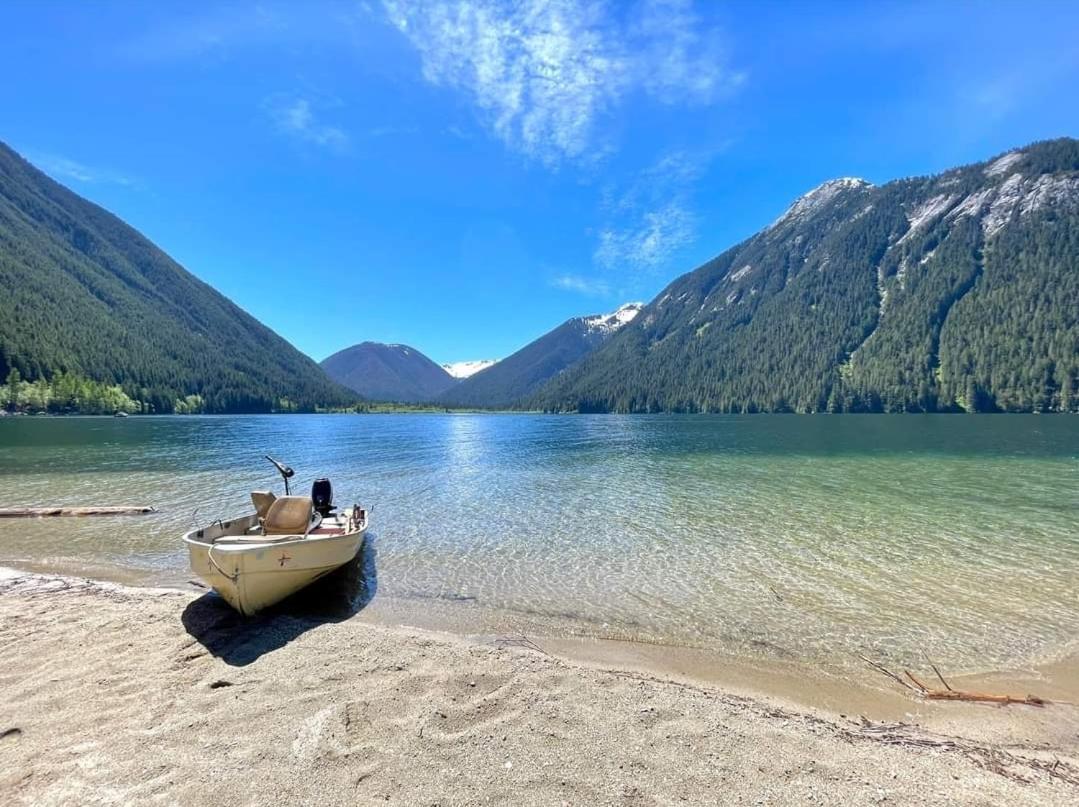 Mountain Retreat 3 Bedroom Garden House Near Heritage Park, Coliseum , Hwy 1, Fishing, Cultus Holiday home *