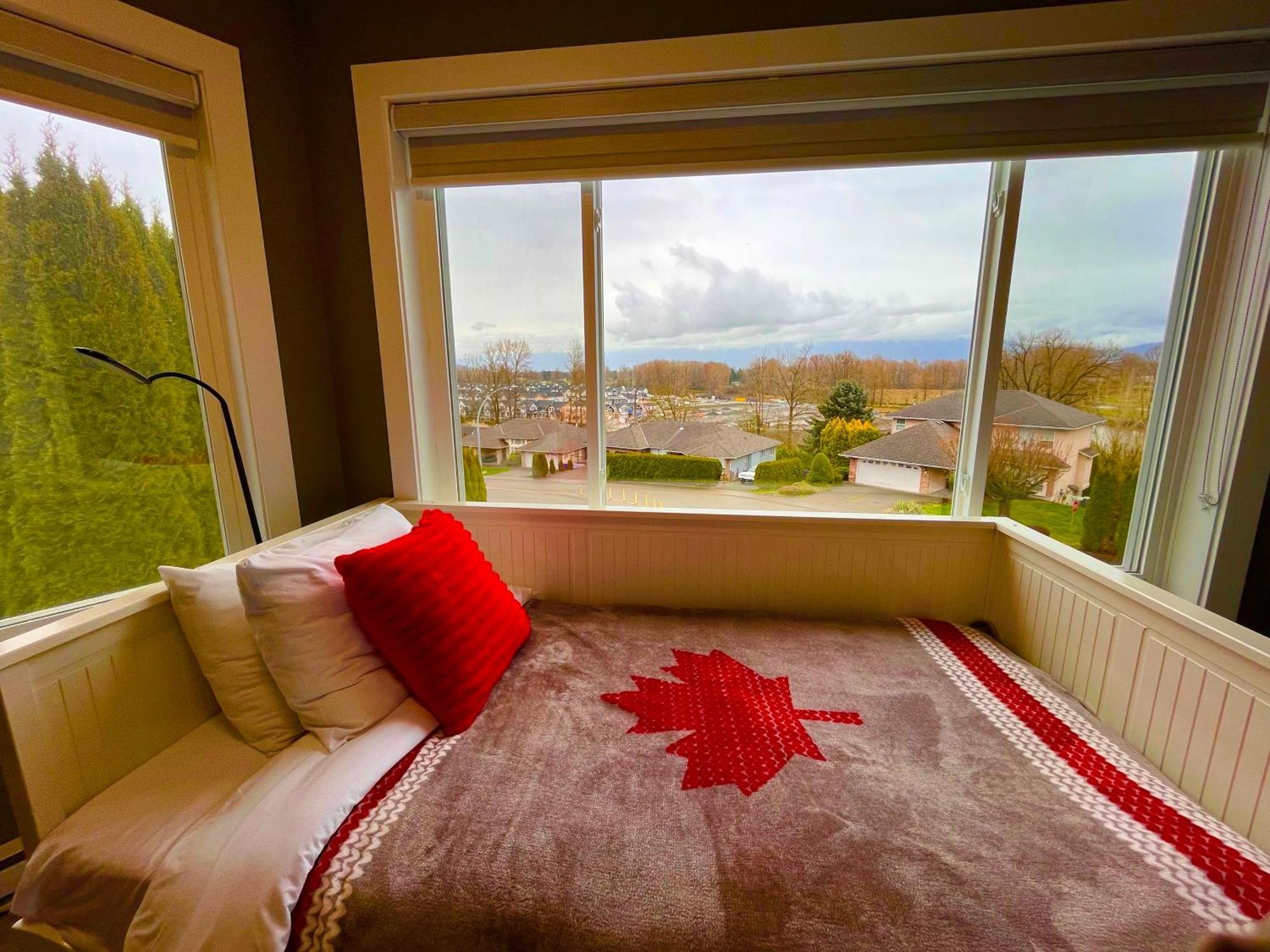 Mountain Retreat 3 Bedroom Garden House Near Heritage Park, Coliseum , Hwy 1, Fishing, Cultus Holiday home