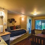 The Fraser River\'S Edge B&B Lodge