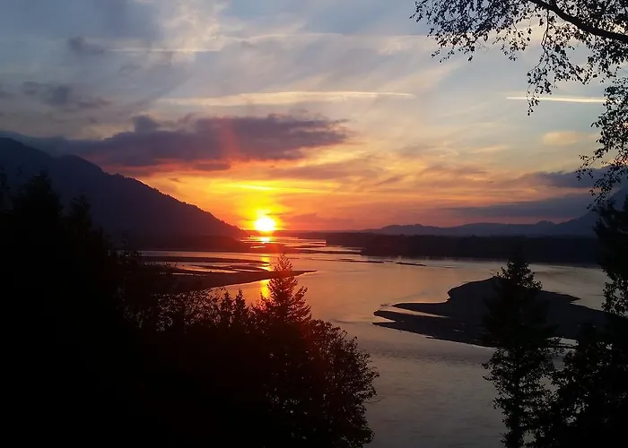 The Fraser River\'S Edge B&B Lodge