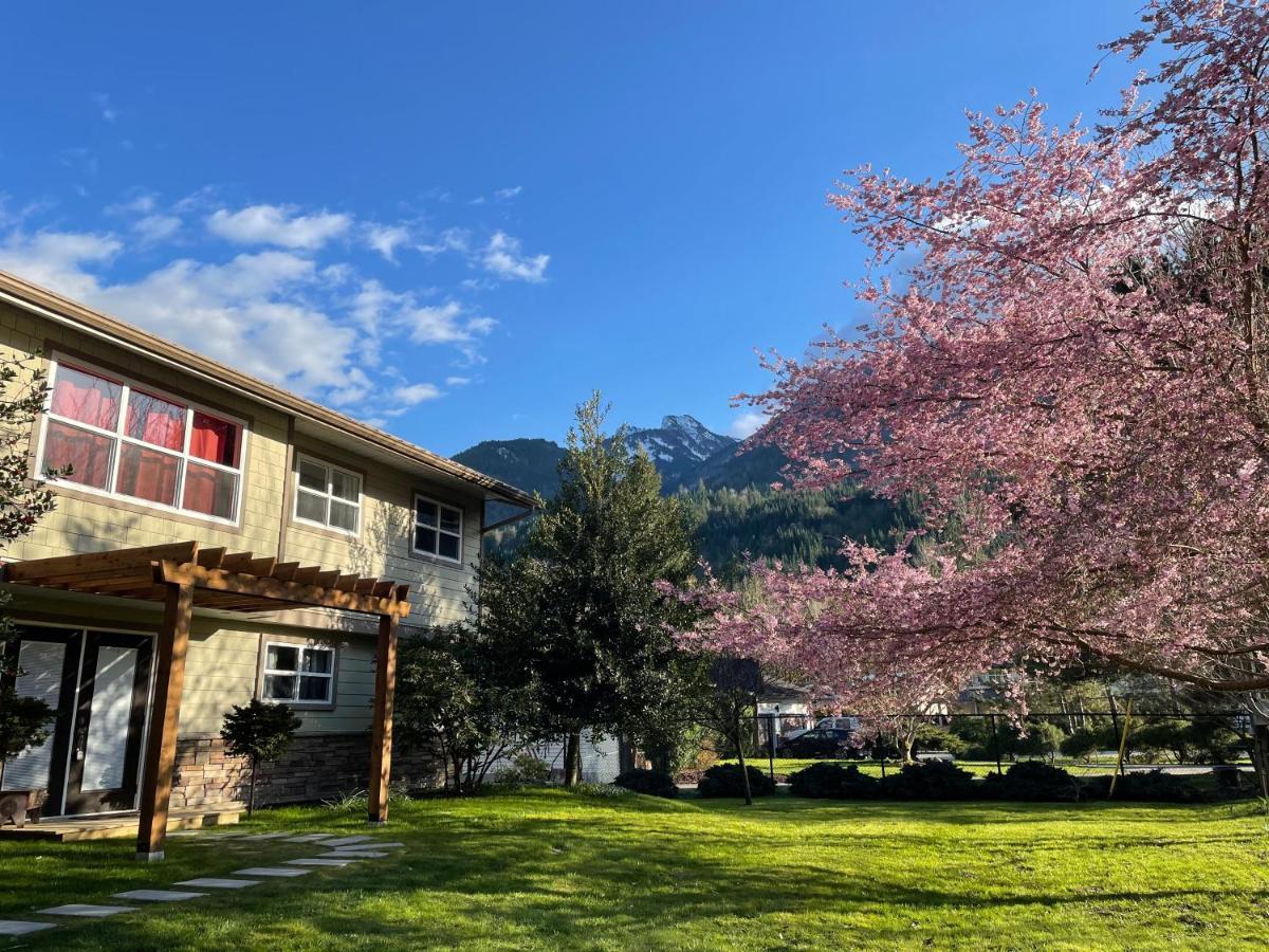 Unique Upper Near Lakes, River, Hiking, Fishing, Bike Trails Holiday home *