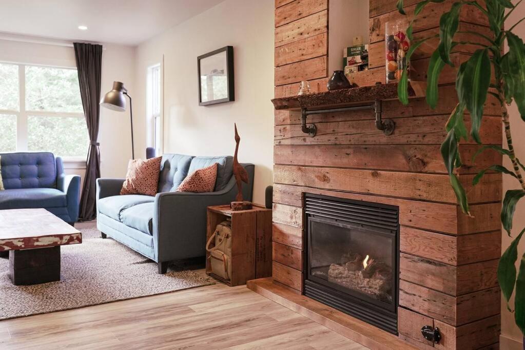 Unique Upper Near Lakes, River, Hiking, Fishing, Bike Trails Holiday home *