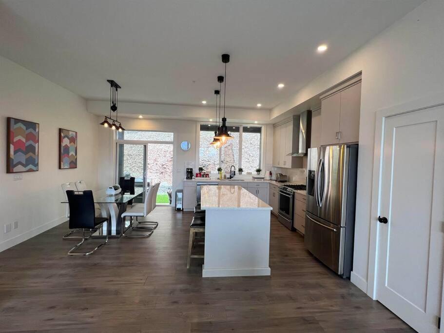 Holiday home Mountain Retreat With Views, Hot Tub, Games & Ac *