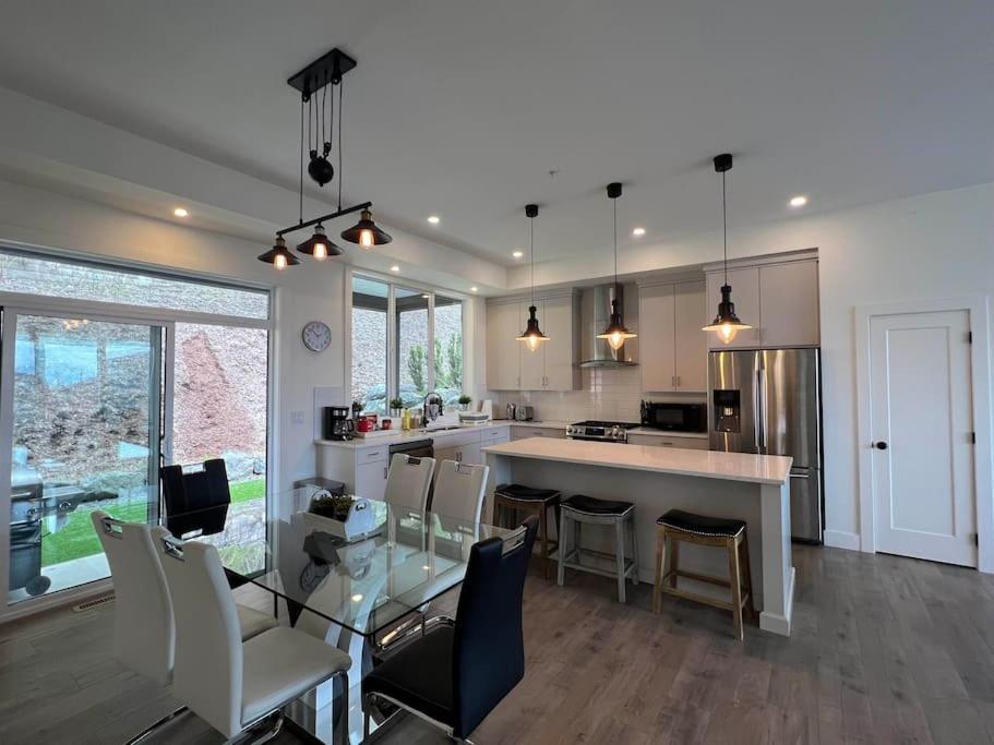 Mountain Retreat With Views, Hot Tub, Games & Ac * Chilliwack